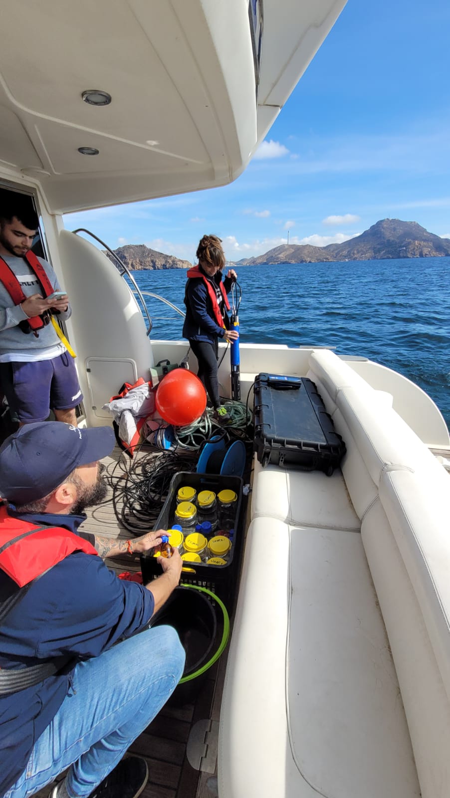 LA DIVISIÓN DE SOSTENIBILIDAD DE LA APC REALIZA LAS TOMAS DE MUESTRAS NECESARIAS PARA EL PLAN DE VIGILANCIA AMBIENTAL DE LAS AGUAS PORTUARIAS