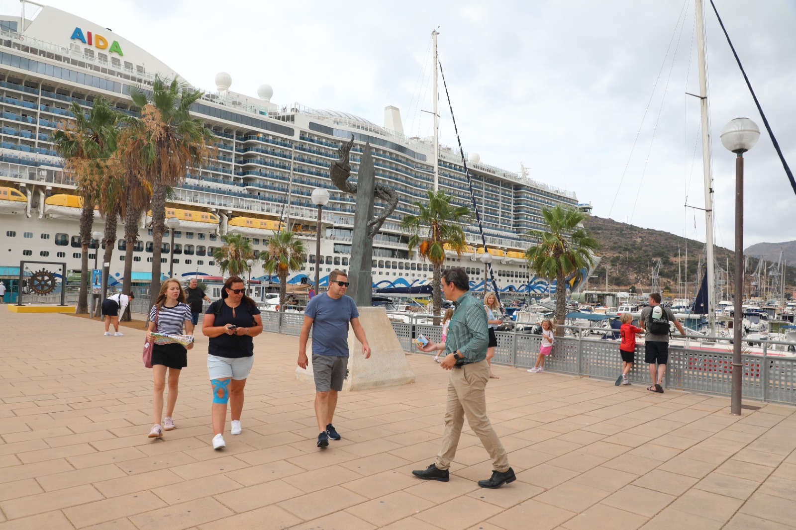 Apoexpa promoción la fruta de hueso de la Región entre más de 5.500 cruceristas que ha desembarcado en el Puerto de Cartagena